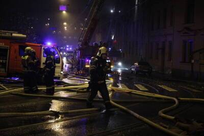 Вечером в субботу пожарные тушили пламя в «двенадцатиэтажке» на улице Джона Рида