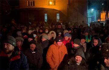 Жители Забайкалья окружили администрацию после того, как стая собак загрызла семилетнюю девочку