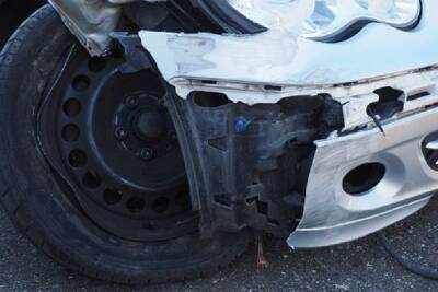 Nissan Tiida отбросил пенсионера под микроавтобус у Свердлова. Пешеход погиб, водитель сбежал