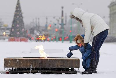 Дети закидали снегом Вечный огонь на Марсовом поле в Петербурге