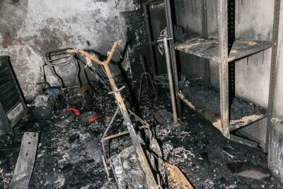 Владельцы пяти гаражей в Мурманске лишились личных вещей из-за пожара