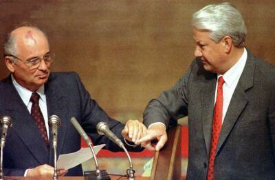 Какие секретные документы передал из своего сейфа Горбачев новому президенту Ельцину - Русская семерка