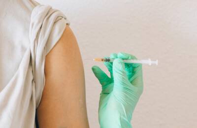 В города России поступает вакцина для подростков «Спутник М»