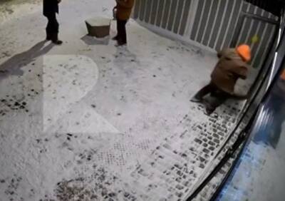 Под Рязанью попали на видео молодые люди, взломавшие подвал многоэтажки - ya62.ru - Рязань - район Рязанский - Видео