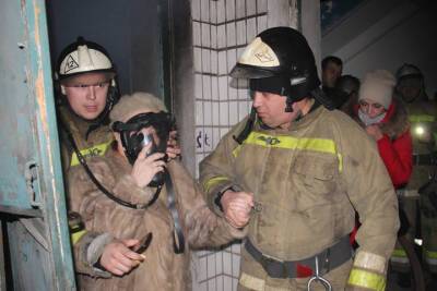 Пожарные МЧС ДНР спасли из горящей квартиры четверых жильцов