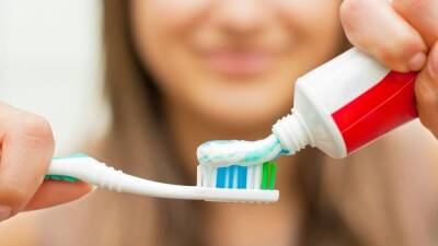 Лайфхаки от стоматолога: как почистить зубы без зубной щетки и пасты - 5-tv.ru