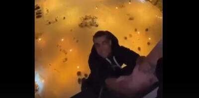 В рязанском ЖК молодой человек повис на окне ради видео