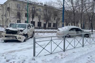 Под Волгоградом две «Тойоты» не поделили дорогу