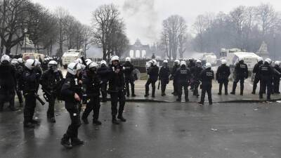 Полиция Брюсселя применила слезоточивый газ против участников протестной акции - russian - Стокгольм - Брюссель - Газ