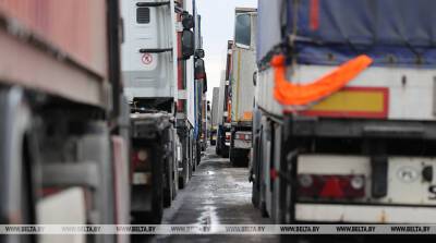 ФОТОФАКТ: Более 600 грузовиков стоят в очереди на выезд перед пунктом пропуска "Козловичи"