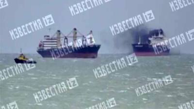 Загоревшийся в Черном море танкер попал на видео