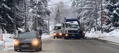 Два грузовика столкнулись в городе на юге Карелии (ФОТО и ВИДЕО)
