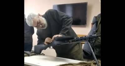 Бойцам Киевской теробороны провели лекцию по обращению со 100-летним пулеметом Дегтярева (фото)