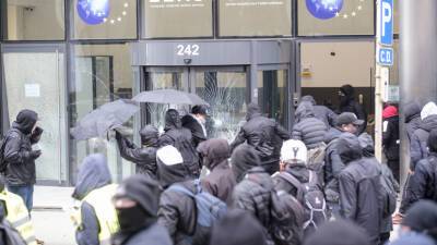 ТАСС: митинги против санитарных ограничений в Брюсселе закончились погромами - russian - Брюссель