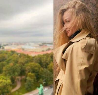 Ходченкова на фото прикрыла голую грудь прозрачной накидкой