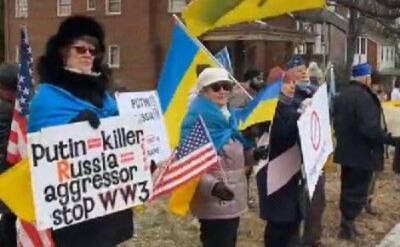 «Голос Америки»*: Украинская диаспора пикетирует посольство РФ с лозунгами «Остановите Путина»