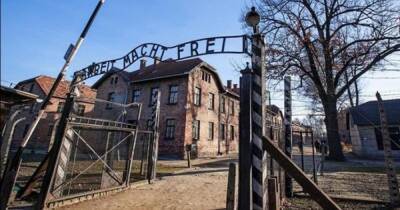 Туристку задержали за нацистское приветствие у концлагеря Освенцим