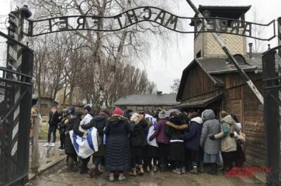 Туристку задержали за нацистское приветствие у ворот Освенцима