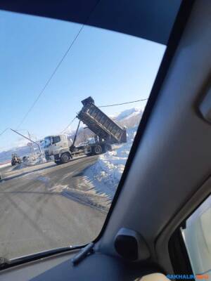 Водитель грузовика оборвал ЛЭП по пути на новый снежный полигон в Дальнем