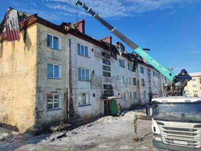Восстановить крышу пострадавшего от пожара дома в Смирных обещают за месяц