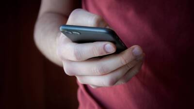 Эксперт назвала мобильные приложения, которые следят за людьми