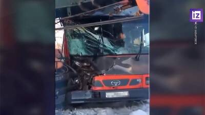 Женщина пострадала при столкновении автокрана с автобусом в Хабаровске