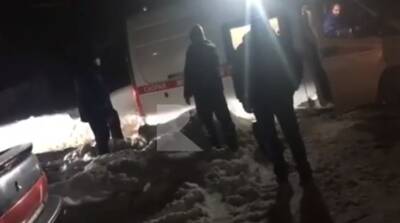 В Рязани застрявшую в снегу скорую не могли вытолкнуть 40 минут