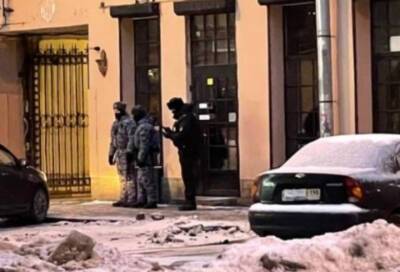 Полиция Петербурга выставила оцепление у закрытых после ночного рейда баров