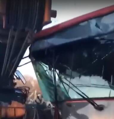 Автокран в Хабаровске протаранил автобус с пассажирами