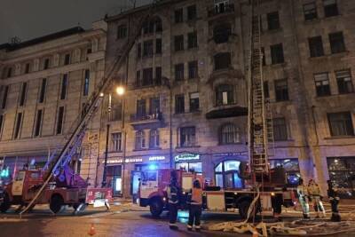 Спасатели более трех часов тушили 300 «квадратов» в доме Перцова на Лиговском проспекте