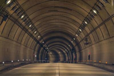 Плановые работы ограничили движение в тоннеле петербургской дамбы 24 января