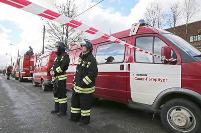 Спасатели эвакуировали 70 человек из горящего в центре Петербурга здания