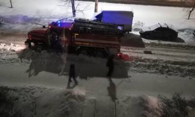 Пожарная машина застряла на нечищеной дороге в Петрозаводске