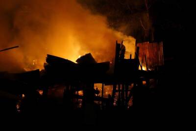 Обгоревшее тело нашли на месте ночного пожара в солецкой деревне Выбити