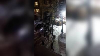 Полиция проверяет прогулку толпы молодежи в центре Воронежа