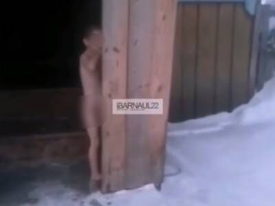 На Алтае родители выгнали голого ребёнка на улицу в 20-градусный мороз