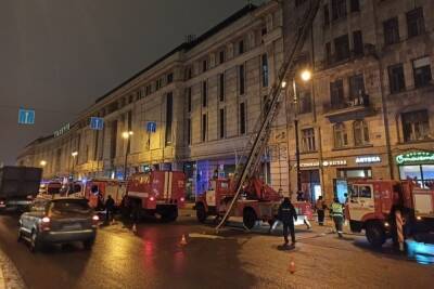 Петербуржцы не могут проехать по Лиговскому проспекту после ночного пожара в доме Перцова