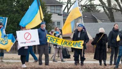 У посольства России в США кучка украинских активистов провела акцию протеста