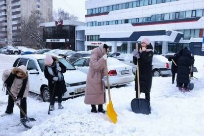 В Челнах студенты присоединились к уборке города от снега