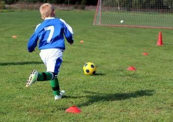 Социализация, выносливость и воображение: как и чем детский футбол может помочь ребенку?