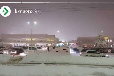 Аэропорт Краснодара остаётся закрытым из-за мощного снегопада