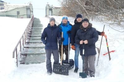 Члены Совета отцов расчистили заснеженную лестницу у «Спартака» в Рязани