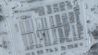 Опубликованы новые спутниковые снимки российской военной техники у границ с Украиной