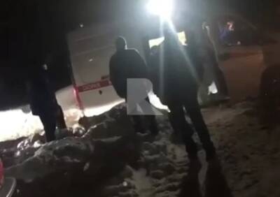 В Строителе пять человек 40 минут не могли вытолкать застрявшую в снегу скорую помощь - ya62.ru - Строитель