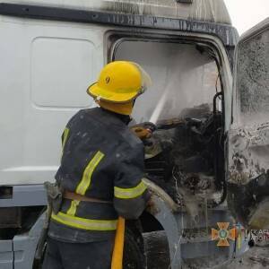В Мелитополе на трассе сгорел грузовик. Фото