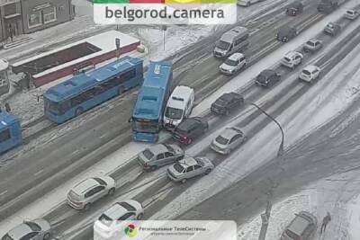 На остановке Родина в Белгороде произошло ДТП с пассажирским автобусом