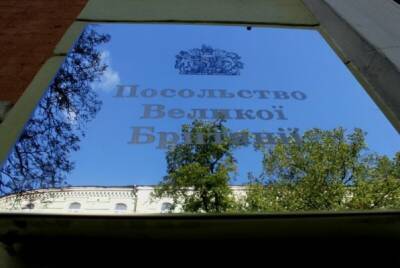 Британцы бегут с Украины: по примеру США Лондон заявил об эвакуации дипломатов