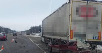 Под Киевом произошло ДТП с легковым автомобилем и грузовиком, трое погибших