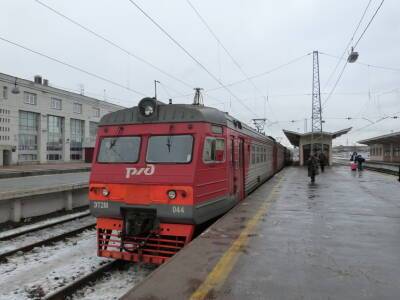 Поезд сбил насмерть мужчину в капюшоне и наушниках у железнодорожной станции Колпино