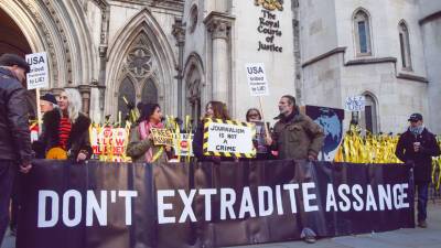 Сторонники Ассанжа собрались у здания суда в Лондоне в ожидании решения суда